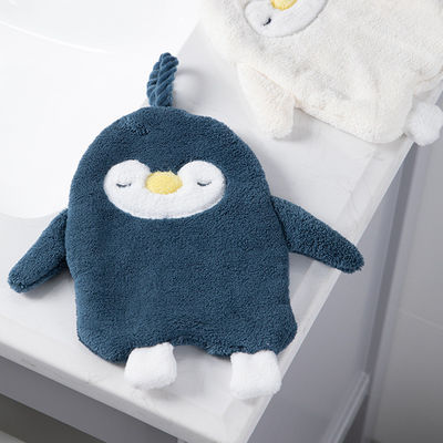 Serviette de main accrochante épaissie de peluche de ménage d'enfants de pingouin belle