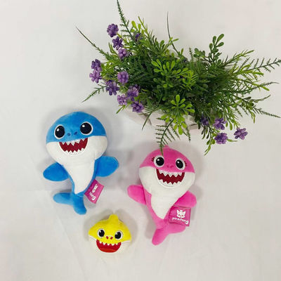 Le coton vocal de pp a rempli petite peluche de requin de peluche