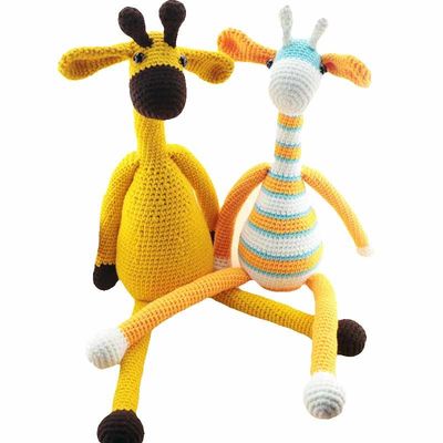 La girafe de tricotage de bébé de poupée faite main de crochet a adapté aux besoins du client en gros