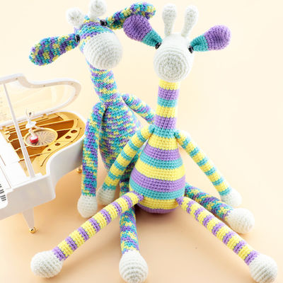La girafe de tricotage de bébé de poupée faite main de crochet a adapté aux besoins du client en gros