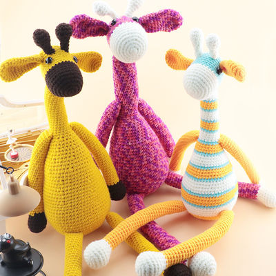 La girafe de tricotage de bébé de poupée faite main de crochet a adapté aux besoins du client en gros
