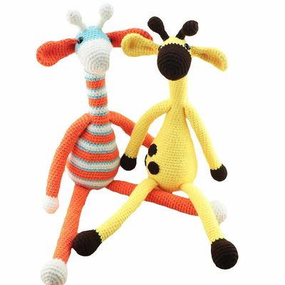 La girafe de tricotage de bébé de poupée faite main de crochet a adapté aux besoins du client en gros