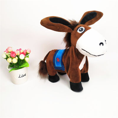 L'enfant en bas âge accompagnent secouer le jouet de danse de peluche d'âne de chant