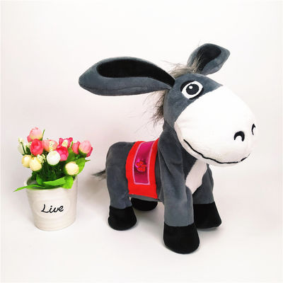 L'enfant en bas âge accompagnent secouer le jouet de danse de peluche d'âne de chant